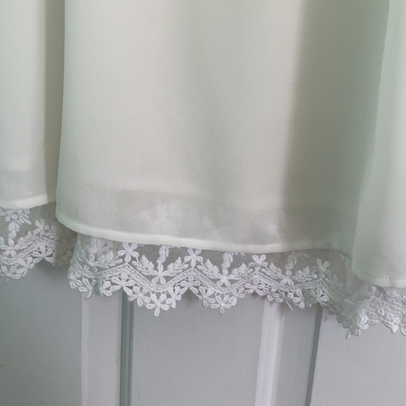 White tank top, with lace trimmed lining - Picture 2 of 2